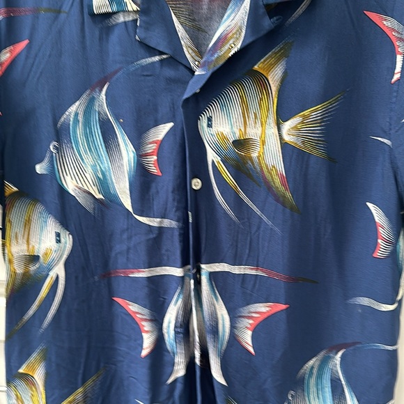Men's size medium Banana Republic Hawaiian print shirt. Excellent condition. - Picture 3 of 5